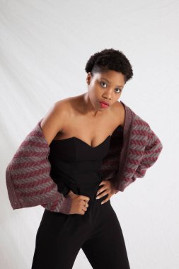 Güzel siyah kadın düşünceli görünüyor.