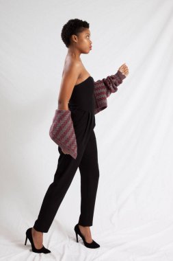 Güzel siyah kadın yürüyor