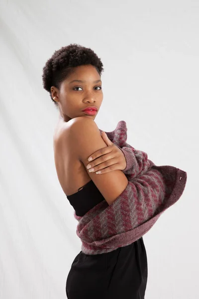 Güzel Siyah Kadın Düşünceli Görünüyor — Stok fotoğraf