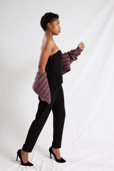 Bastante Mujer Negra Caminando —  Fotos de Stock