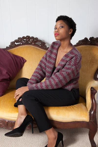 Mujer Negra Bonita Sentada Sofá Oro —  Fotos de Stock