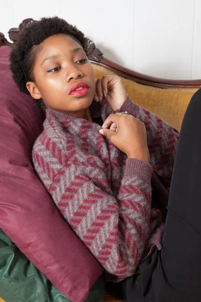 Preciosa Mujer Negra Sentada Sofá Oro —  Fotos de Stock