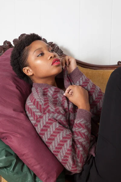Preciosa Mujer Negra Sentada Sofá Oro —  Fotos de Stock