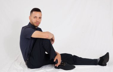 Düşünceli genç adam oturuyor ve dinleniyor.