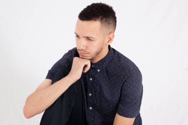 Düşünceli genç adam oturuyor ve dinleniyor.