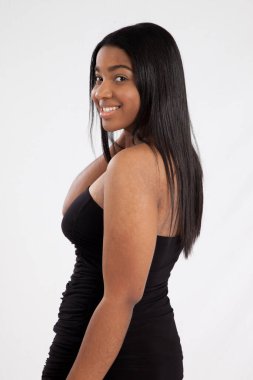 Gülümseyen mutlu siyah kadın