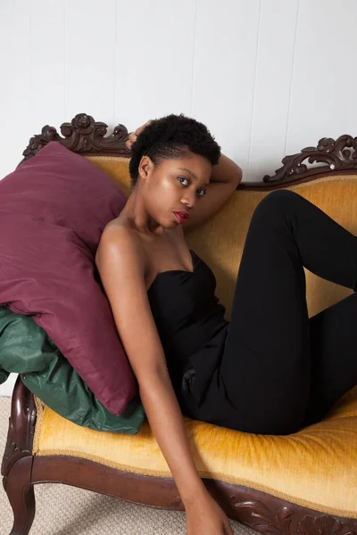 Mujer Negra Pensativa Sentada Sofá Oro —  Fotos de Stock