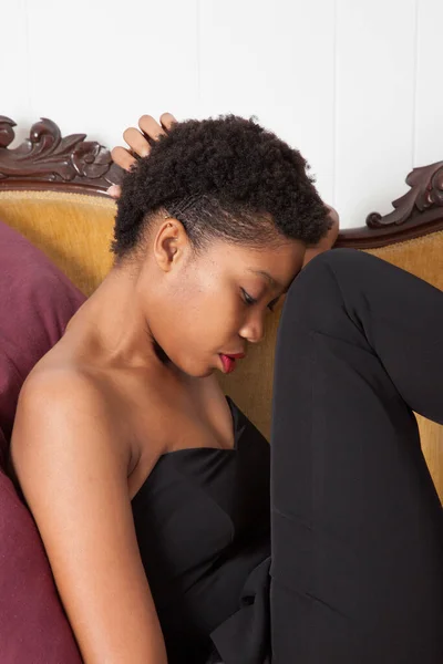 Mujer Negra Pensativa Sentada Sofá Oro — Foto de Stock