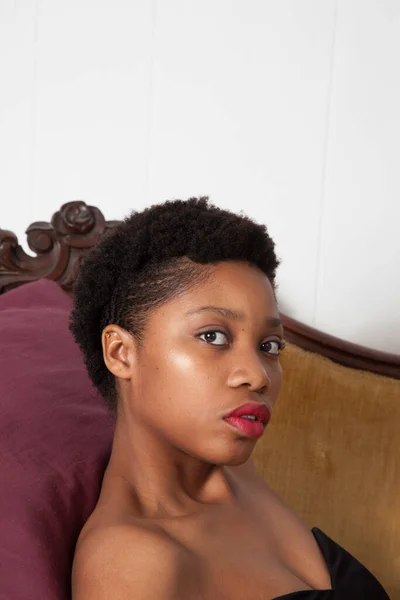 Pensive Mulher Negra Sentada Sofá Ouro — Fotografia de Stock