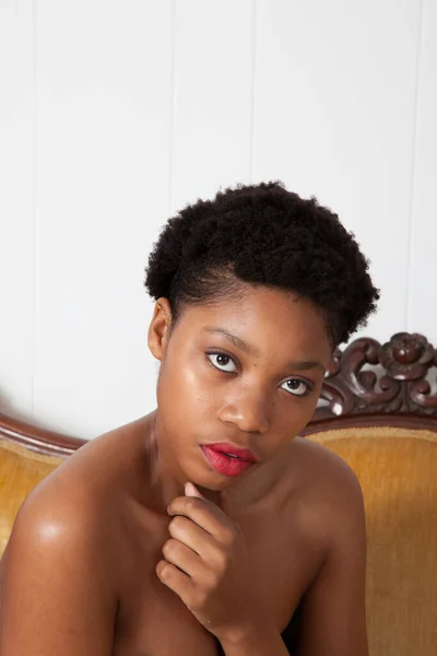 Pensive Mulher Negra Sentada Sofá Ouro — Fotografia de Stock