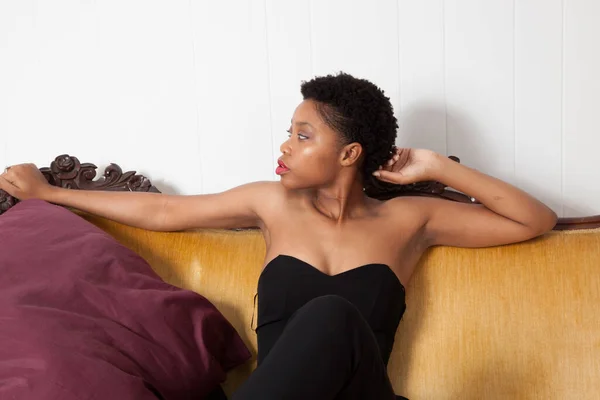 Pensive Femme Noire Assise Sur Canapé — Photo