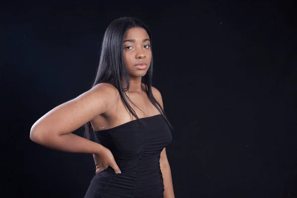 Mujer Negra Pensativa Vestido Negro — Foto de Stock