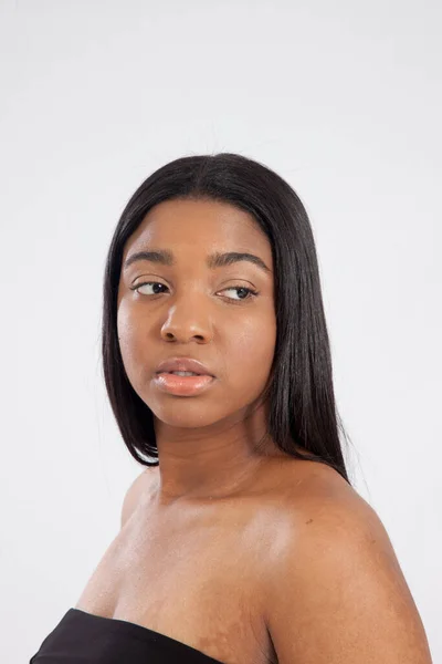 Pensive Zwarte Vrouw Een Zwarte Jurk — Stockfoto