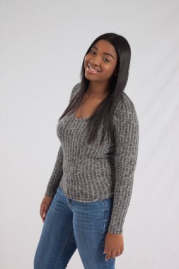 Gri kazaklı mutlu siyah kadın