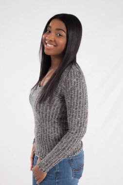 Gri kazaklı mutlu siyah kadın