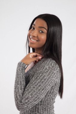 Gri kazaklı mutlu siyah kadın