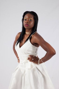 Elleri kalçasında dalgın siyah kadın