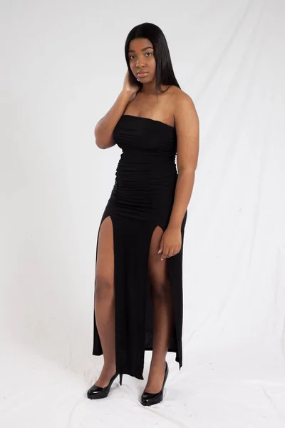 Pensive Mulher Negra Vestido Preto — Fotografia de Stock