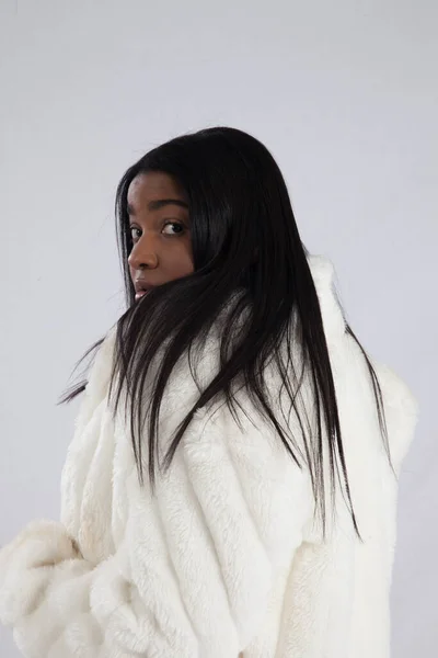 Preciosa Mujer Negra Con Abrigo Piel Blanca —  Fotos de Stock