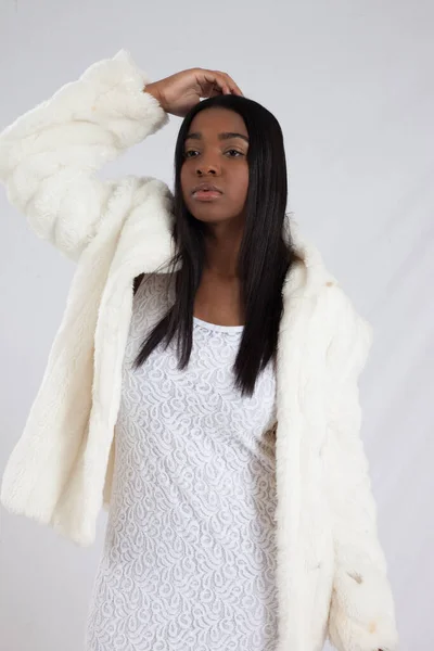 Mujer Negra Bonita Con Abrigo Piel Blanca —  Fotos de Stock