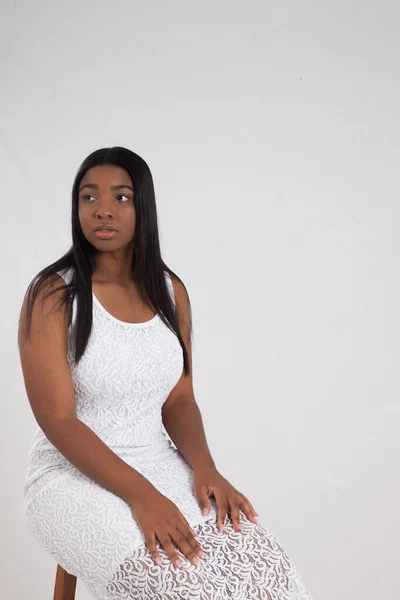 Pensativo Mujer Negra Vestido Blanco Relajante — Foto de Stock