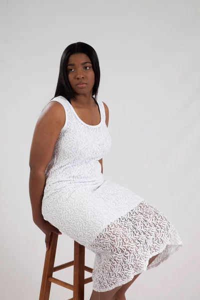 Pensivo Mulher Negra Vestido Branco Relaxante — Fotografia de Stock