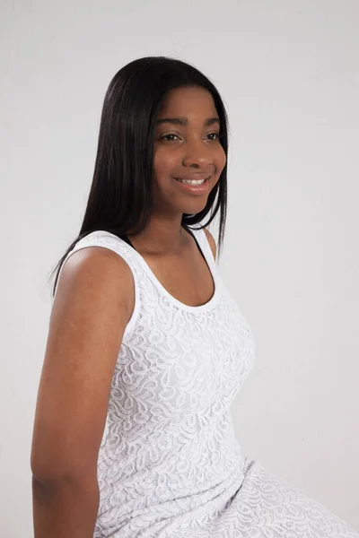 Mujer Negra Feliz Vestido Blanco —  Fotos de Stock