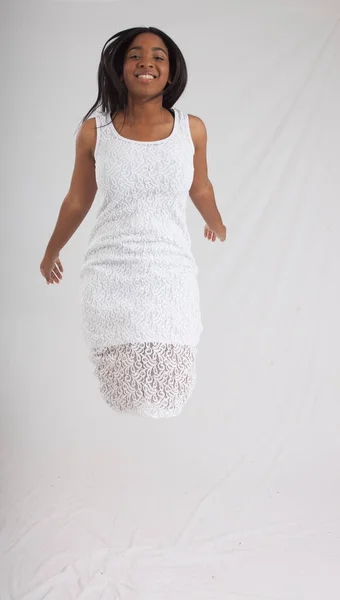 Mulher Negra Bonita Vestido Branco Saltando — Fotografia de Stock