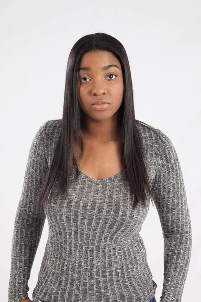グレーのセーターに身を包んだ黒人女性 — ストック写真