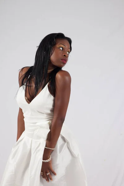 Mujer Negra Pensativa Vestido Blanco — Foto de Stock