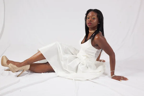 Красивая Черная Женщина Белом Платье — стоковое фото