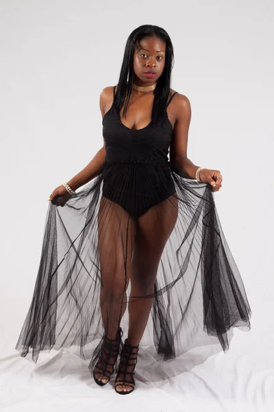 Bonita Mujer Negra Vestida Negro — Foto de Stock