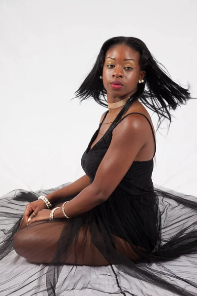 Preciosa Mujer Negra Relajante —  Fotos de Stock