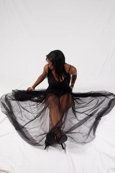 Красивая Черная Женщина Черном Наряде Расслабляет — стоковое фото