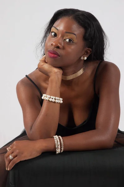 Preciosa Mujer Negra Sentado Buscando Sexy —  Fotos de Stock