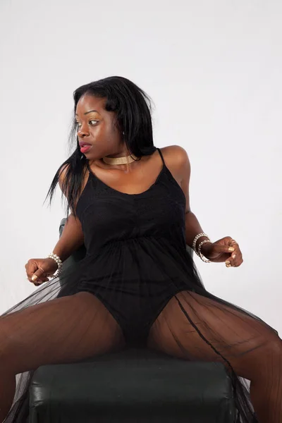 Güzel Siyah Kadın Oturuyor Seksi Görünüyor — Stok fotoğraf
