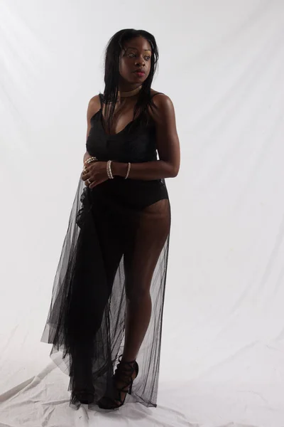 Preciosa Mujer Negra Con Traje Negro —  Fotos de Stock