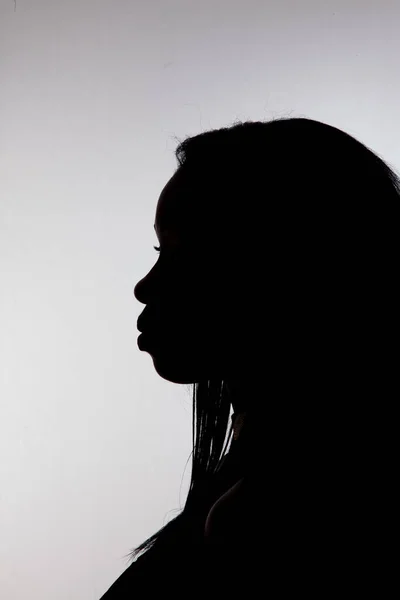 Siyah siluetli kadın.