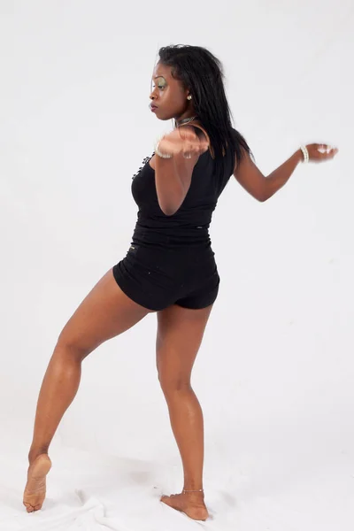 漂亮的黑人女人跳舞 — 图库照片
