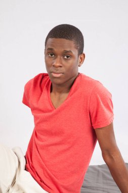 Düşünceli siyah adam düşünceli görünüyor.