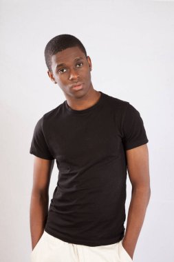 Ciddi bir ruh hali içinde dalgın bir siyah adam.