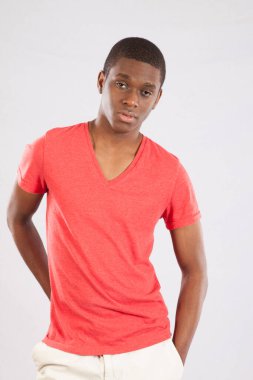 Ciddi bir ruh hali içinde dalgın bir siyah adam.