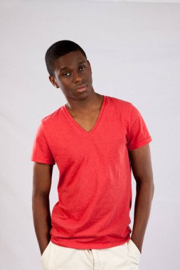 Ciddi bir ruh hali içinde dalgın bir siyah adam.