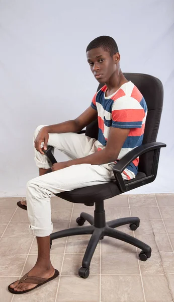 Pensive Black Man Sitter Stol — Stockfoto