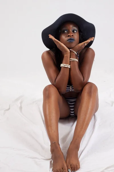 Mujer Negra Bonita Traje Baño Sombrero Sentada Suelo — Foto de Stock