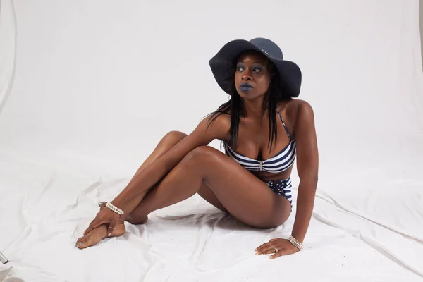 Mulher Muito Negra Fato Banho Chapéu Sentada Chão — Fotografia de Stock