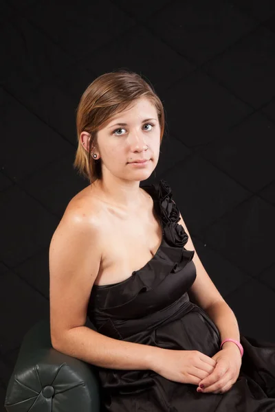 Mujer Bonita Vestido Negro Sentado Descansando — Foto de Stock