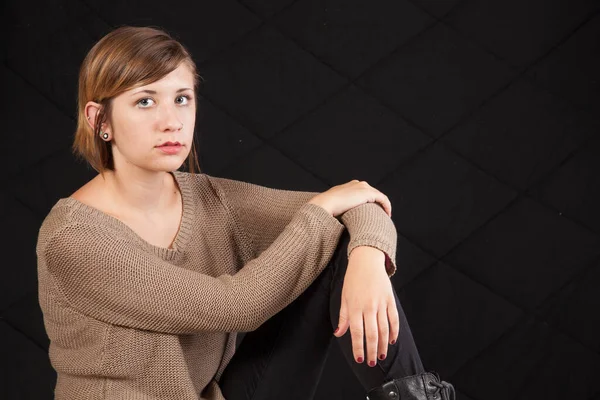 Ragionevole Donna Caucasica Seduta Pensierosamente — Foto Stock