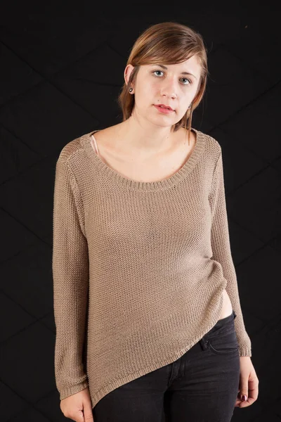 Mujer Bastante Pensativa Suéter Marrón — Foto de Stock