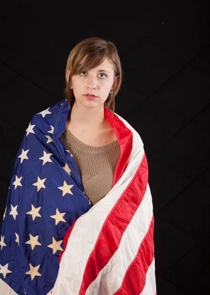 Mulher Bonita Envolto Uma Bandeira Americana Olhando Pensativo — Fotografia de Stock